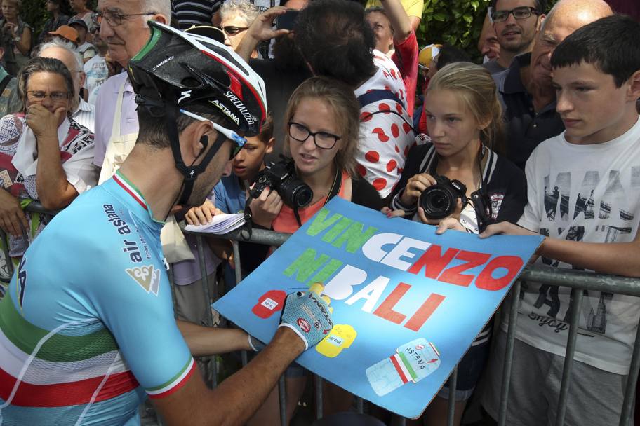 Vincenzo Nibali firma autografi. Reuters